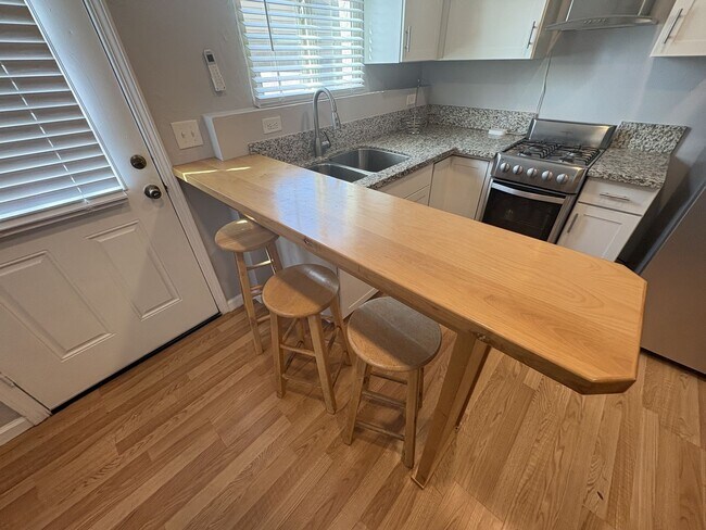 Building Photo - Beautiful furnished studio apartment