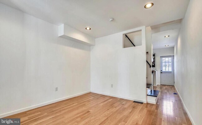 Building Photo - 3422 Roland Ave