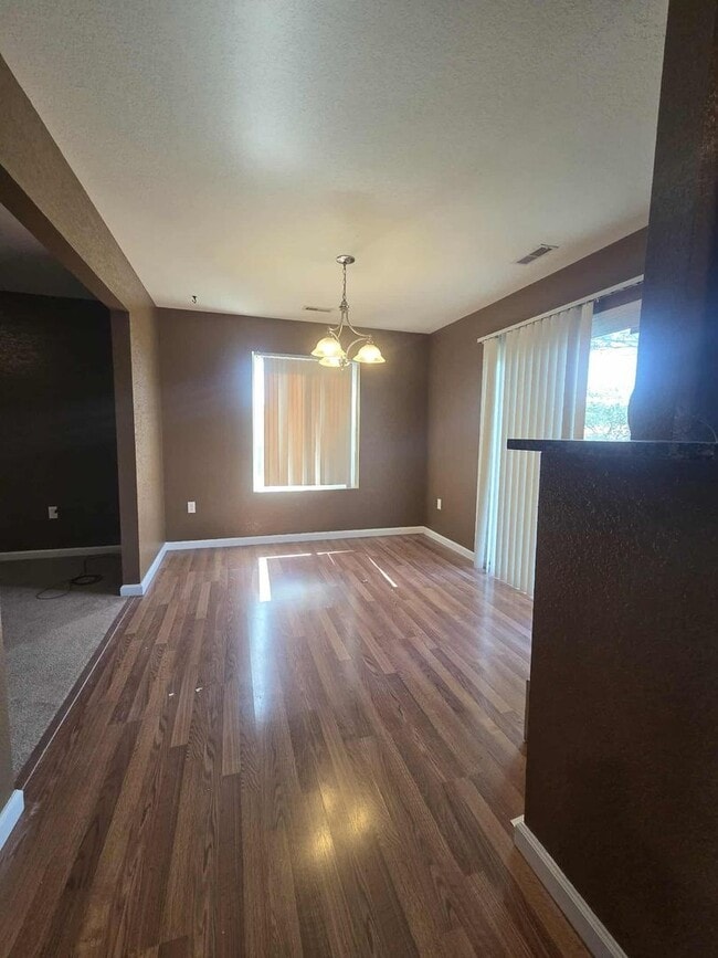 Building Photo - Beautiful Town House