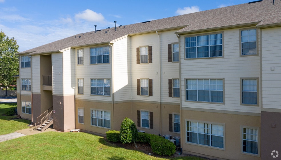 Building Photo - Retreat at Valencia Apartment Homes