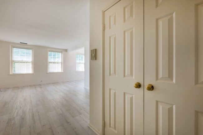 Building Photo - Loft Living at McLean Gardens 1BR plus Lof...