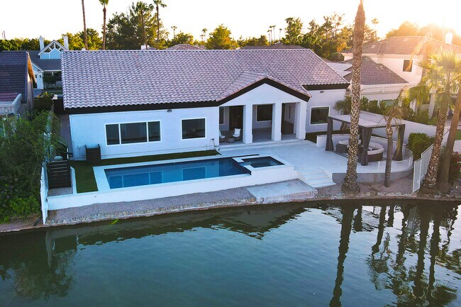 Building Photo - 1710 E Queen Palm Dr