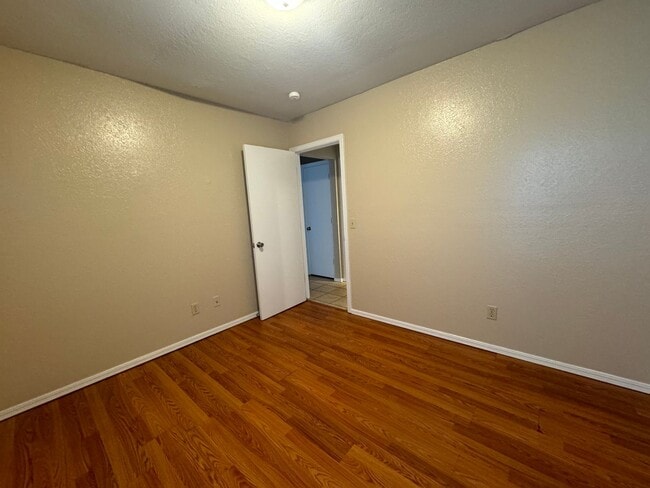 Building Photo - Gorgeous 3 Bedroom 2 bathroom duplex In Br...