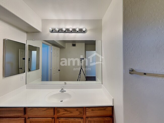 Building Photo - 5361 W Huntington Dr