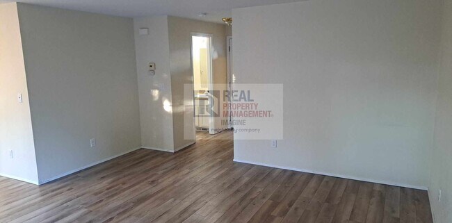 Building Photo - Check Out This Adorable 3 Bedroom, 2.5 Bath TownHome!