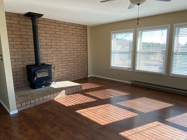 Building Photo - 3 Bedroom, 2 Bathroom Home in Edgewood, NM