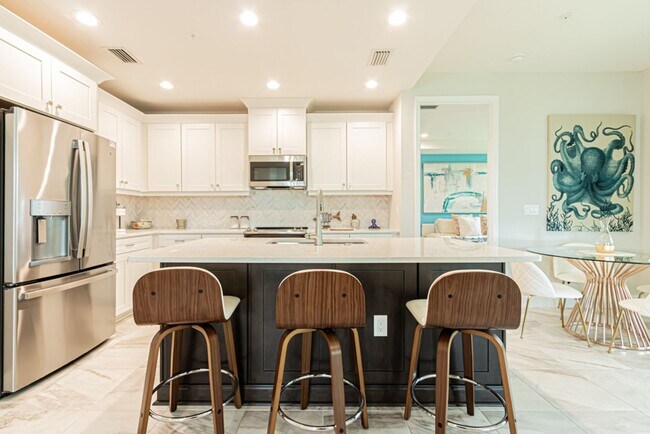 Building Photo - Luxury Naples 2-Bed Home Minutes to Downtown & Beaches | Resort-Style Amenities