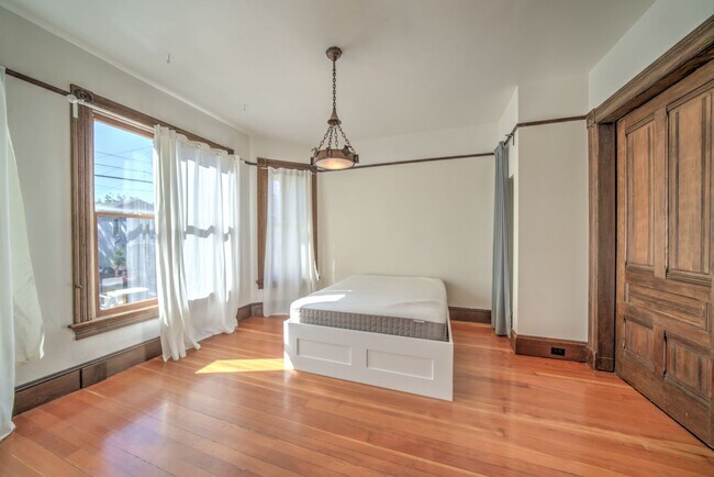 Building Photo - 2225 Blake St