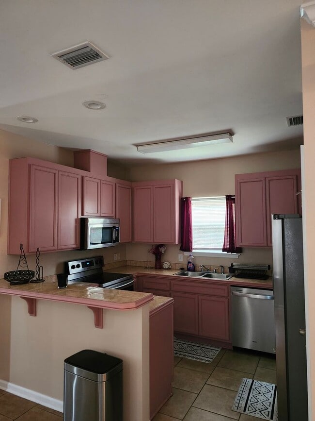 Building Photo - Close to Everything