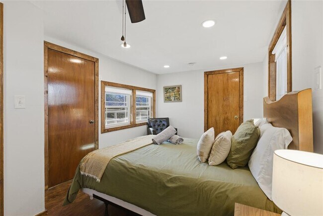 Building Photo - 2505 Belaire W Ln