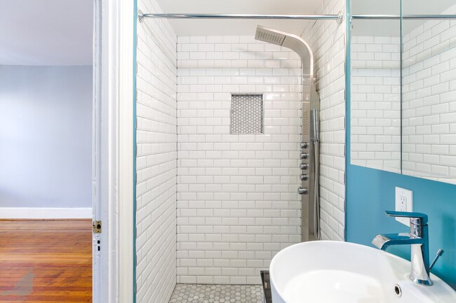 Building Photo - Classy Columbia Heights Row Home! 1/2 Off ...