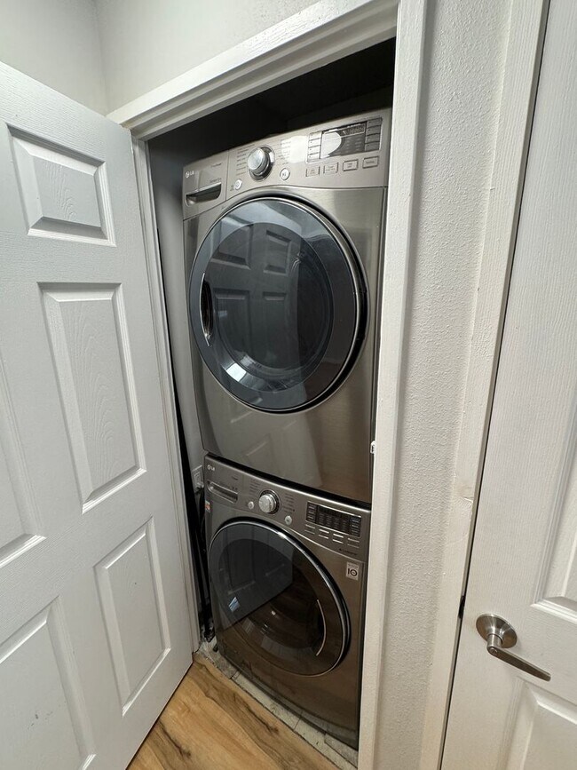 Building Photo - Lusitana Gardens 1 bed/1 bath/1 parking - Utilities included