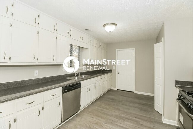 Building Photo - 3 Bedroom Pet-Friendly Home in Jonesboro, GA with Main Street Renewal