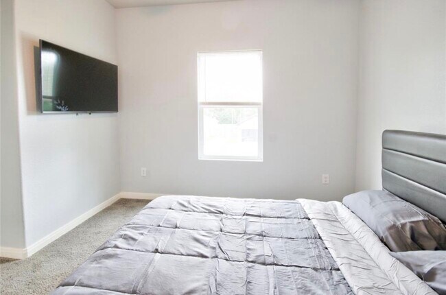 Building Photo - 3510 Oleander Ave