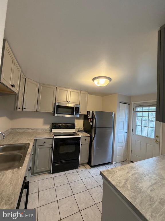 Building Photo - 327 James St