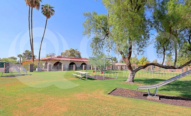 Building Photo - 2113 E Dunbar Dr