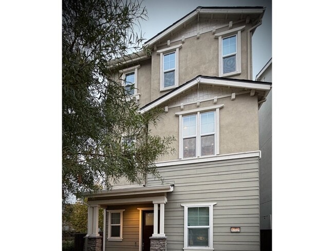 Building Photo - Luxury 4BR Home with Dual Side Yards, Putting Green & Zen-Inspired Master Suite
