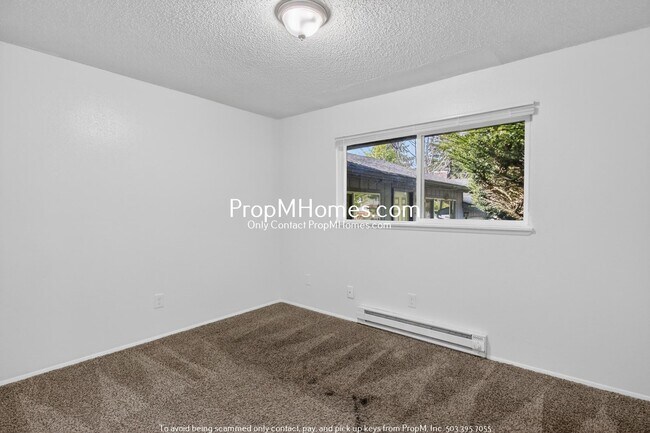 Building Photo - Three Bedroom Home in NE!