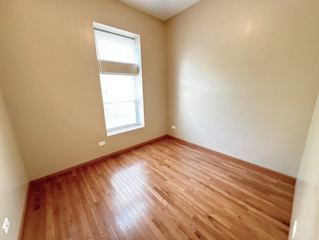 Building Photo - 639 W Garfield Blvd