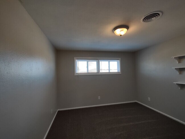 Building Photo - Large Updated 4 Bedroom Home Off University
