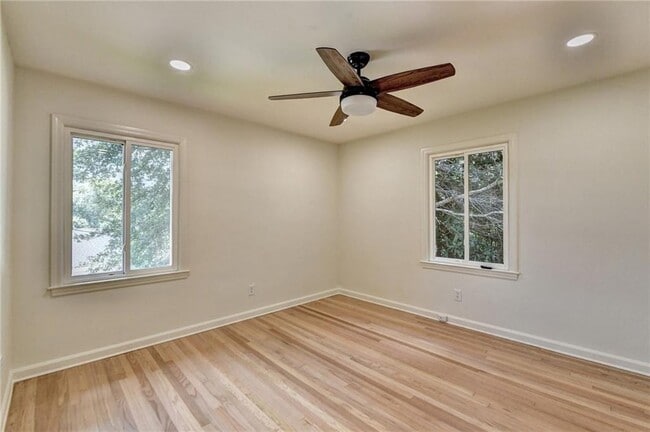 Building Photo - 6085 Glenridge Dr