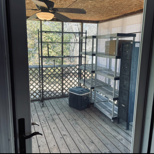 Screened porch - 820 Little Rd