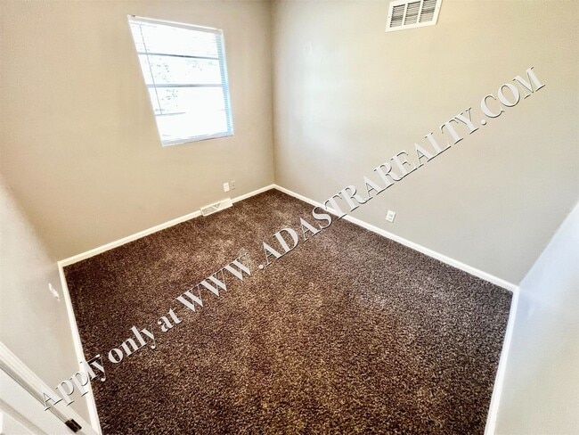 Building Photo - Spacious Shawnee Duplex-Available NOW!!