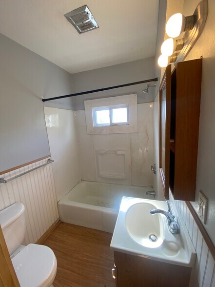 Building Photo - 13 Andrew St