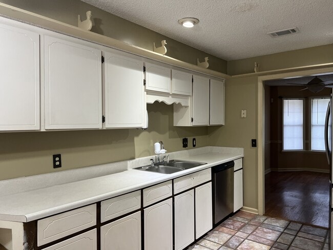 Building Photo - 808 Barony Ln