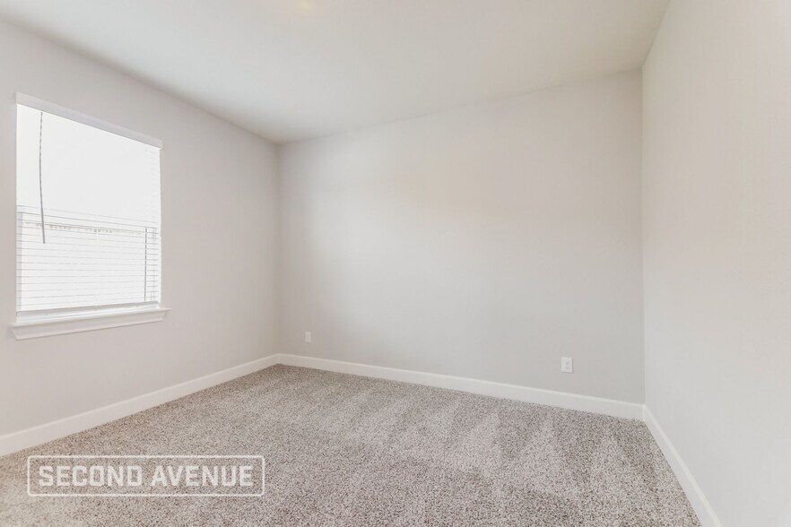 Building Photo - 2121 Meadow Dr
