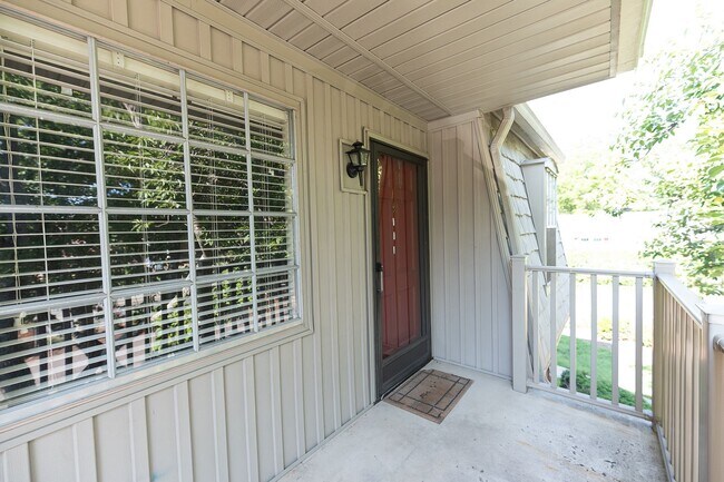 Building Photo - 3812 Country Club Rd