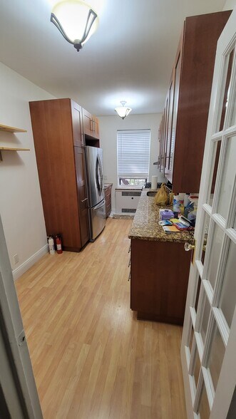 Kitchen - 61-41 Saunders St