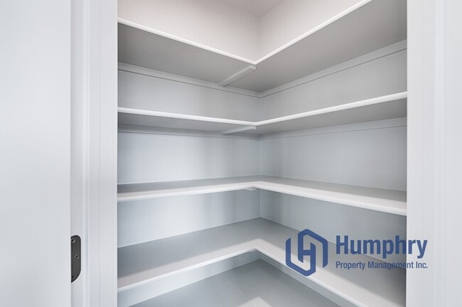 Building Photo - 4 bedroom, 2 bathroom, 2 car garage.