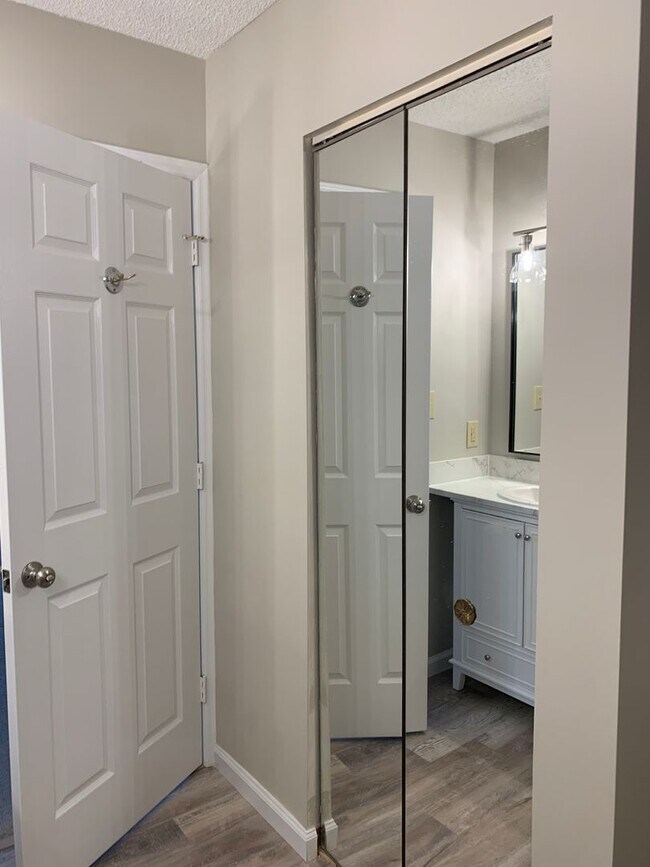 Building Photo - Cozy Living on a quiet cul de sac.