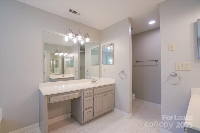 Building Photo - 6932 Foxglove Dr