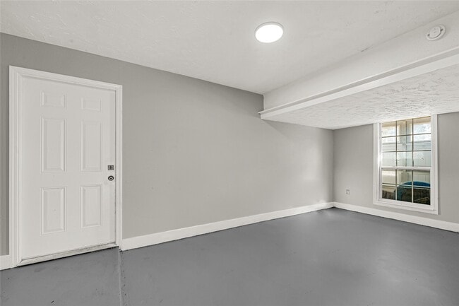 Building Photo - 6507 New World Dr