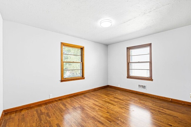 Building Photo - Updated 3-Bedroom Home with Attached Garage & Full Basement
