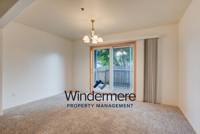 Building Photo - 3 Bed 2 Bath Ground Level Condo