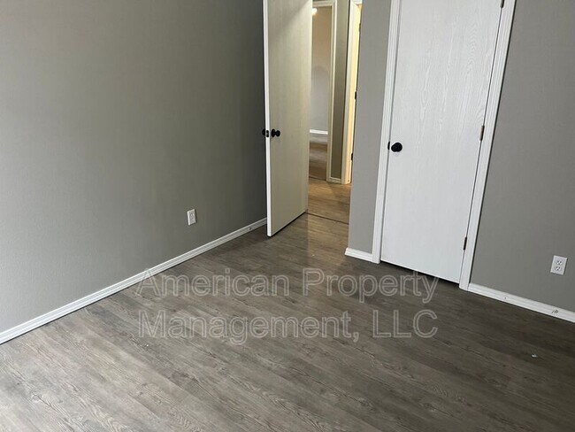 Building Photo - 4712 NE Wisconsin St