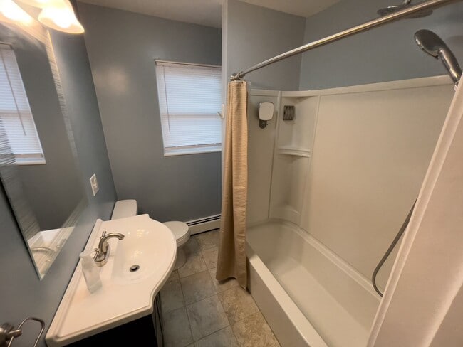 Building Photo - 3 BtR/1.5 Bath  Single Family Home in established west side neighorhood.