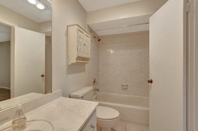 Building Photo - 6732 Canary Palm Cir
