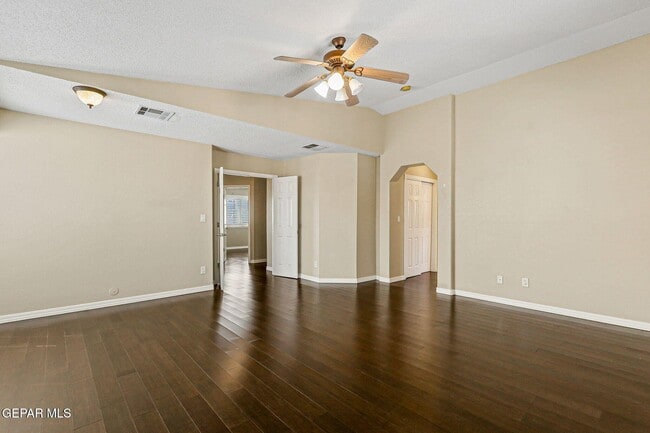 Building Photo - 951 Via Descanso Dr