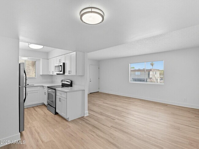 Building Photo - 4740 E Moreland St