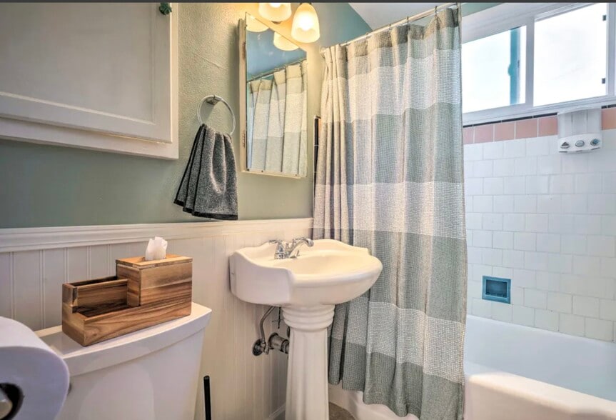 Building Photo - 502 N Rosemary Ln