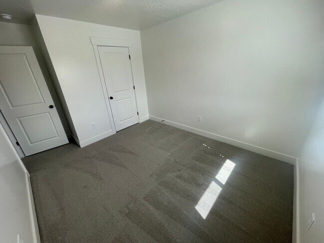 Building Photo - Beautiful Townhome! Washer and dryer included.