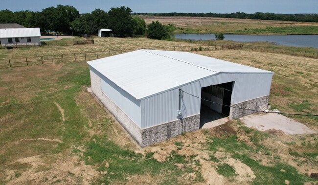 Building Photo - 5 Bed 4 Bath in Pilot Point