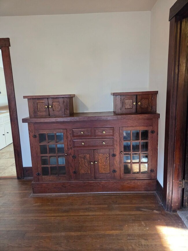 Building Photo - Two bedroom Charmer