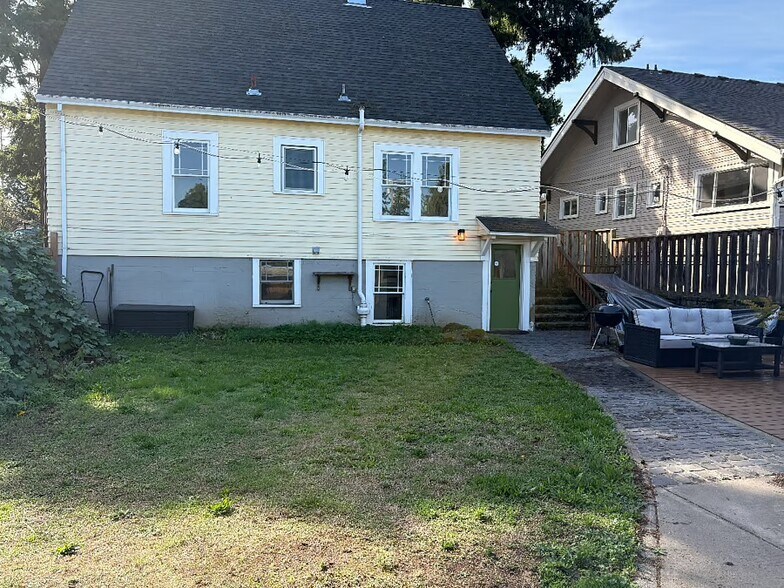 Building Photo - 6021 NE Milton St