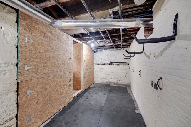 Building Photo - 2322 Scranton Rd