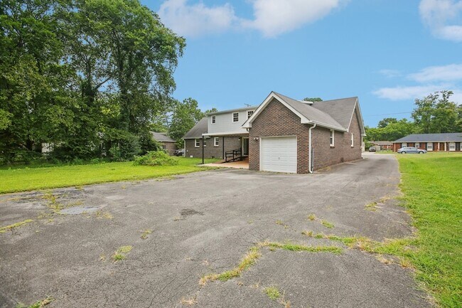 Building Photo - 8024 Regency Dr